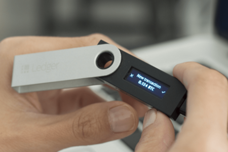 بررسی کیف پول سخت‌افزاری Ledger Nano S در ۲۰۲۰