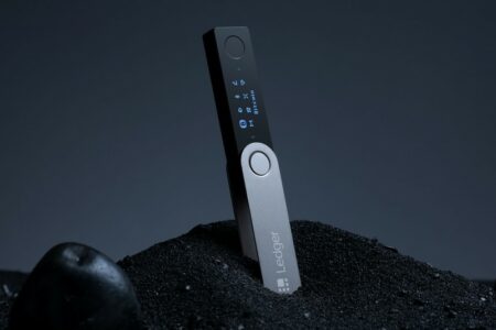 بررسی کیف پول سخت‌افزاری Ledger Nano X در ۲۰۲۰